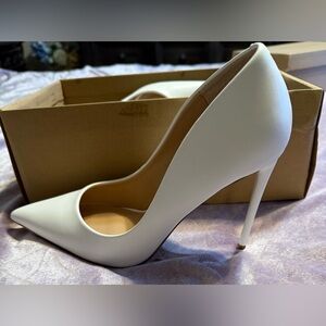 Steve Madden Vale White Pumps